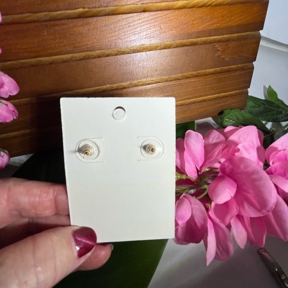 Fashion Jewelry Pierced Earrings, Gray and White Double Leaf Design. - Picture 7 of 10